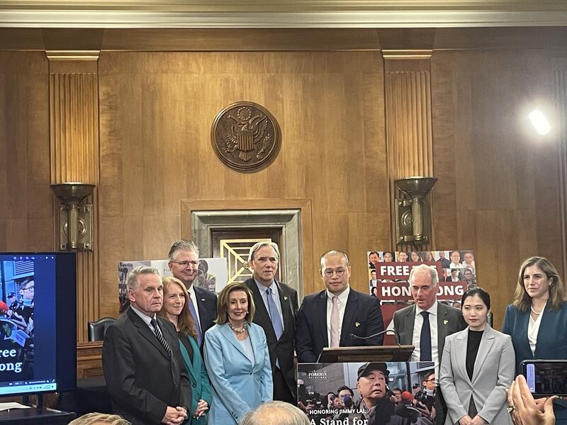 美国国会参议院外交关系委员会举行新闻发布会,纪念黎智英遭中国当局监禁近4年。美国国务院亚太助卿康达(Daniel Kritenbrink)出席会议(左三)。(记者唐缘媛摄)