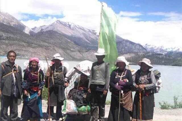 མགོན་པོ་བཀྲ་ཤིས་ཀྱིས་ཨ་མ་ཤིང་རྟ་ལ་འདྲུད་ནས་ལྷ་སར་བསྐྱོད་བཞིན་པ། ༢༠༡༤།༦།༢༤