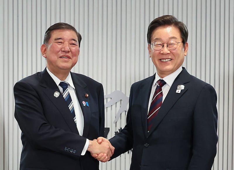 이재명 대통령이 17일(현지시간) 캐나다 앨버타주 캐내내스키스 주요 7개국(G7) 정상회의장에서 열린 한일 정상회담에서 이시바 시게루 일본 총리와 악수하며 기념촬영을 하고 있다.