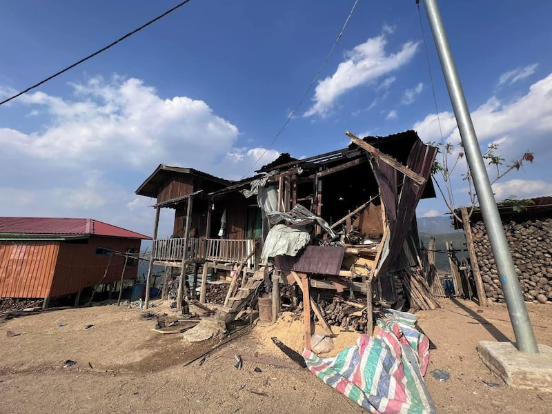 ဗုံးကြဲတိုက်ခိုက်မှုကြောင့် ပျက်စီးသွားသည့် ခွာဖိုရွာမှနေအိမ် တစ်လုံးကို ၂၀၂၃ ခုနှစ် မတ်လ ၃၀ ရက်နေ့က တွေ့ရစဉ်။ ( Photo: Citizen Journalist)