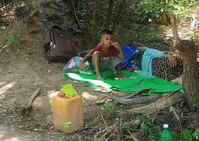 ၂၀၂၂ ခုနှစ် မေလ ၁၄ ရက်နေ့မှာ စစ်ကောင်စီတပ် ဝင်ရောက်မီးရှို့ဖျက်ဆီးခဲ့သည့် တရော်ကျင်းရွာမှ ပြည်သူတွေ တောထဲရှောင်ပုန်းနေရစဥ် (Photo: CJ)