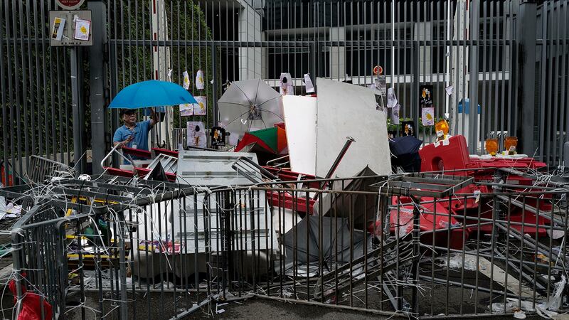 垃圾清洁工在清理抗议者冲入香港政府建筑后留下的垃圾。(美联社)