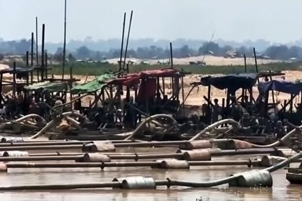 စစ်ကိုင်းတိုင်းဒေသကြီး၊ ဟုမ္မလင်းမြို့နယ်အတွင်းက ရွှေလုပ်ကွက်တစ်ခုကို တွေ့ရစဉ်