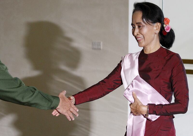 ၂ဝ၁၅ ခုနှစ် ဒီဇင်ဘာလက ဒေါ်အောင်ဆန်းစုကြည်နှင့် ဗိုလ်ချုပ်မှူးကြီးမင်းအောင်လှိုင် တွေ့ဆုံခဲ့စဉ် (Photo - AFP)