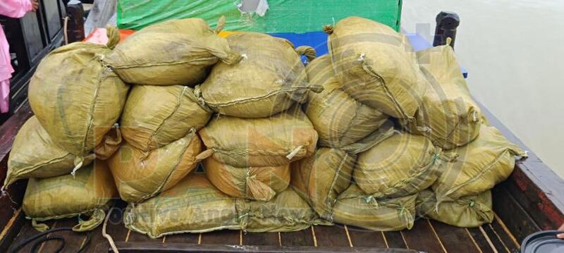 ချောင်းသာမြို့နယ် ဥတိုကျေးရွာဆိပ်ကမ်းမှတစ်ဆင့် ရခိုင်ပြည်နယ်သို့ တင်ပို့မည့် စားသောက်ကုန်ပစ္စည်းများ ထုပ်ပိုးထားသည့် ဆာလာအိတ် နှစ်ဆယ်ကျော် ၂၀၂၄ ခုနှစ် ဇူလိုင်လ ၃၀ ရက်နေ့က သိမ်းဆည်းရမိခဲ့စဉ်။ (Photo: Telegram/Positive Angle News)