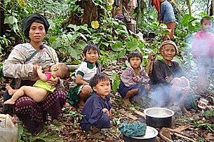 အစိုးရ စစ်တပ်၏ လိုက်လံ တိုက်ခိုက် သတ်ဖြတ်မှုများကြောင့် တောတောင်များထဲတွင် ထွက်ပြေး ပုန်းအောင်းနေရသော ကရင် ရွာသူရွာသားများကို တောတွင်းတနေရာမှာ တွေ့ရပုံ ဖြစ်ပါသည် ။ (Photo: Free Burma Rangers)