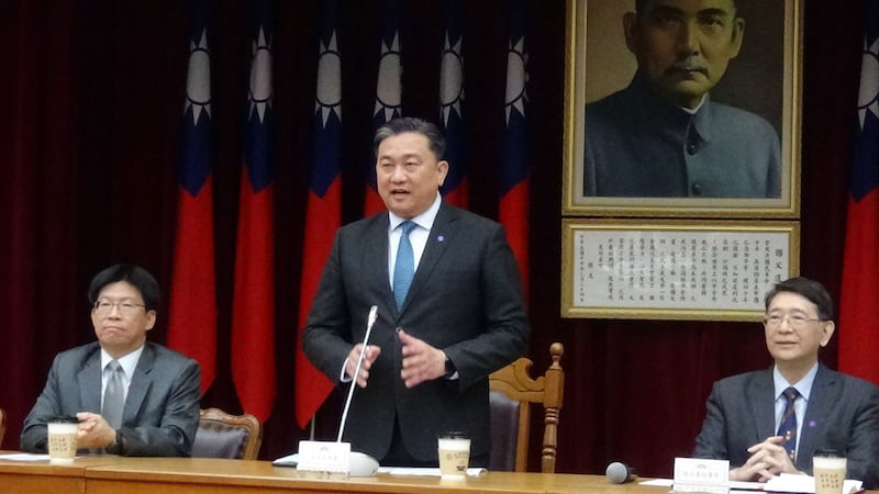 台湾立法院人权委员会24日成立。会长为民进党籍立委王定宇(中)。(记者夏小华摄)
