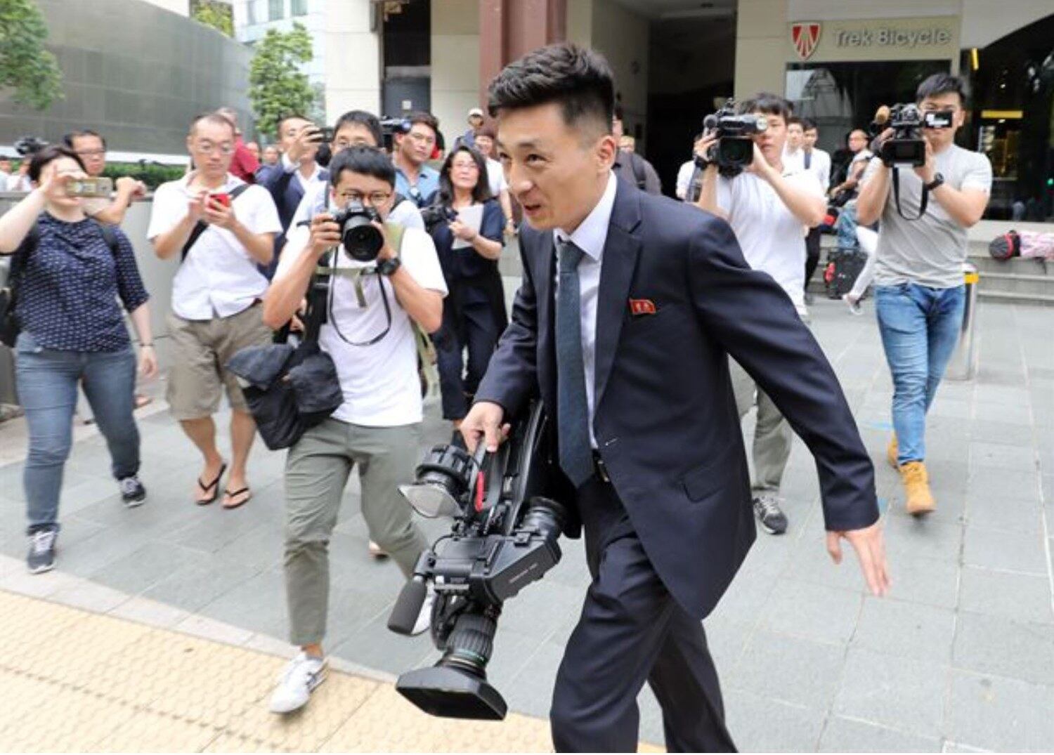 미북 정상회담을 이틀 앞둔 지난 2018년 6월 10일 오전 김정은 국방위원장의 숙소인 싱가포르 세인트 리지스 호텔에 북한기자가 나오자 내외신 취재진이 몰려들고 있다. 이 북한 기자는 바로 호텔로 돌아갔다.