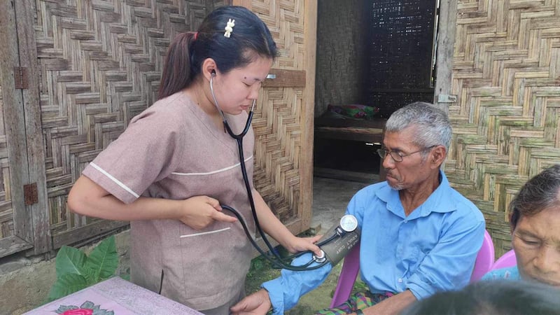 ကချင်ပြည်နယ် ပူတာအိုမြို့နယ်တွင် ကချင်နယ်လှည့်ကျောပိုးအိတ် ကျန်းမာရေးလုပ်သားအဖွဲ့မှ ဆေးကုသနေမှုအား ၂၀၂၃ ခုနှစ်၊ အောက်တိုဘာလအတွင်းက တွေ့ရစဉ်။ (Photo: Citizen Journalist)