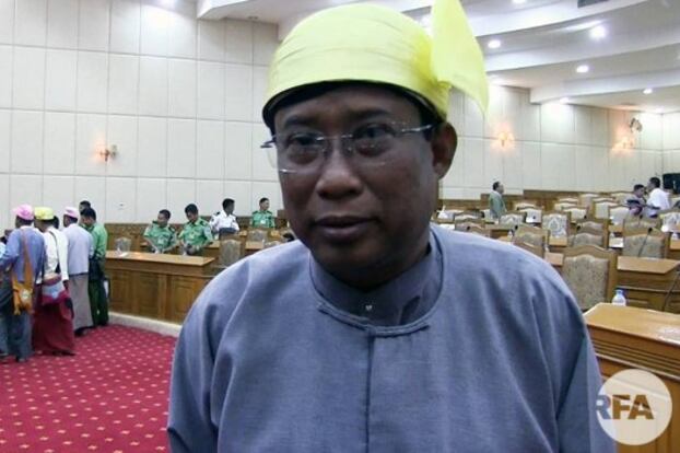 ရခိုင်ပြည်နယ်အစိုးရအဖွဲ့ ဘဏ္ဍာရေး၊ အခွန်၊ စီမံကိန်းနဲ့စီးပွားရေးဝန်ကြီး ဦးကျော်အေးသိန်း ကို တွေ့ရစဉ်
