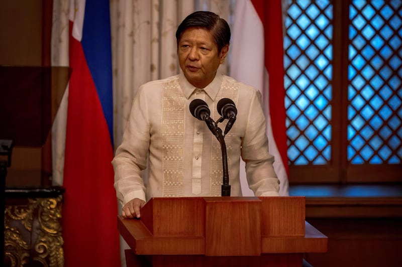 ၂၀၂၄ ခုနှစ်၊ ဇန်နဝါရီ ၁၀ ရက်က ဖိလစ်ပိုင်နိုင်ငံ၊ မနီလာမြို့ရှိ Malacanang နန်းတော်တွင် ဖိလစ်ပိုင်သမ္မတ ဖာဒီနန်မားကို့စ်ဂျူနီယာ မိန့်ခွန်းပြောကြားနေစဉ်။ (Reuters)