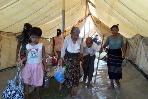 ရခိုင်ပြည်နယ် မောင်တောမြို့ကနေ စစ်တွေမြို့ကို ထွက်ပြေးတိမ်းရှောင်လာသူတွေကို စစ်တွေမြို့ ဓညဝတီအားကစားကွင်းက ရွက်ဖျင်တဲတွေမှာ ၂ဝ၁၆ ခုနှစ် အောက်တိုဘာလ ၂ဝ ရက်နေ့က နေရာချပေးစဉ်