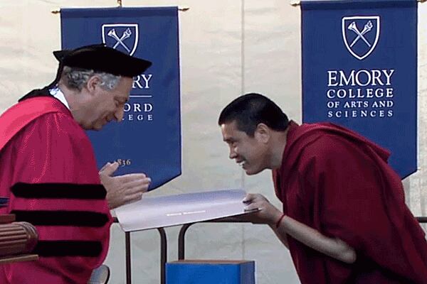 བོད་པའི་སློབ་མ་ཞིག་ལ་བསླབ་པ་མཐར་སོན་གྱི་ལག་འཁྱེར་གནང་བཞིན་པ།