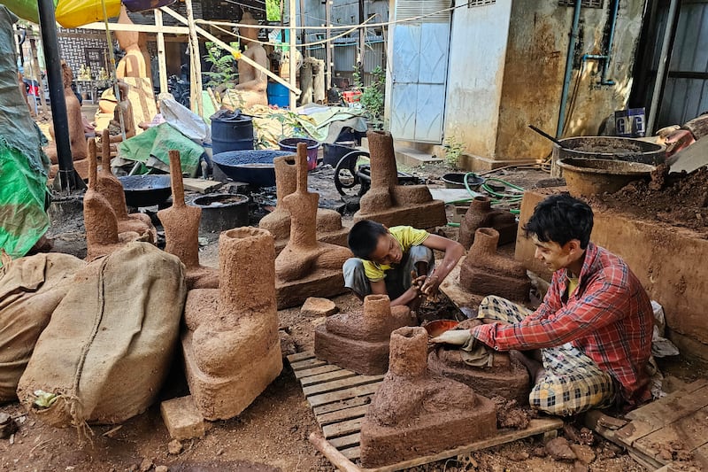 မန္တလေးတိုင်း ချမ်းမြသာစည်မြို့နယ် တမ္ပဝတီအရပ်တွင် ကြေးသွန်းပစ္စည်းများ ပြုလုပ်နေသည်ကို ၂၀၂၃ ခုနှစ် ဇူလိုင်လ ၇ ရက်နေ့က တွေ့ရစဉ်။ (Photo: RFA)
