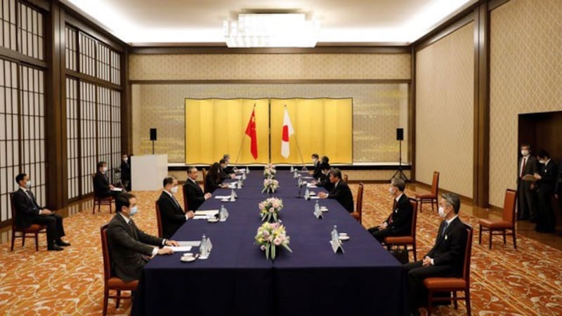 王毅在日本谈及钓鱼岛(日称尖阁诸岛)问题,中日双方各自坚持立场。(法新社)