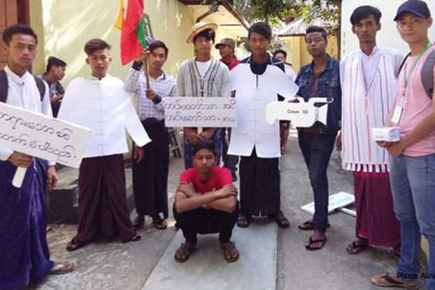 စစ်ပွဲအလိုမရှိကြောင်း ပြဇာတ်ကပြခဲ့တဲ့ ပုသိမ်မြို့က ကျောင်းသားတွေကို တွေ့ရစဉ်