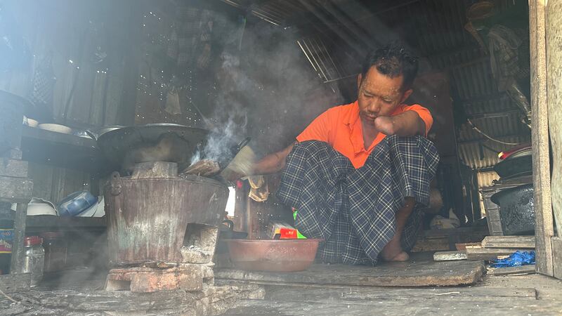 မိဘနှစ်ပါးကို ကျွေးမွေးရန် မီးဖိုချောင်ထဲတွင် ချက်ပြုတ်ပြင်ဆင်နေသည့် ကိုဖိုးထူး။ (Photo: RFA)
