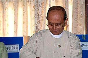 ၂၀၁၀ နိုဝင်ဘာ ၇ ရက်က ပြုလုပ်သော ရွေးကောက်ပွဲတွင် စစ်အစိုးရ ဝန်ကြီးချုပ် ဦးသိန်းစိန် နေပြည်တော် မဲရုံတခု၌ မဲထည့်နေပုံ ဖြစ်ပါသည်။ ဗိုလ်ချုပ်ကြီး သိန်းစိန်သည် ရွေးကောက်ပွဲဝင်ရန် ဧပြီလတွင် စစ်ဖက်ရာထူးမှ နုတ်ထွက်ခဲ့သည်။ (Photo: AFP/ MYANMA NEWS AGENCY)
