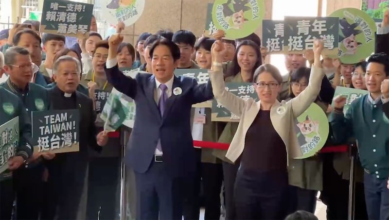 11月21日,民进党籍总统、副总统候选人赖清德、萧美琴完成2024总统大选登记,与现场支持者呼口号。(记者李宗翰摄)
