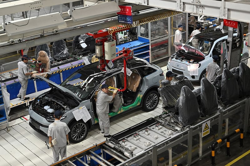中国零跑汽車公司的工作人员在浙江省金华市的生产线上作业,摄于2024年9月18日。(法新社图片)