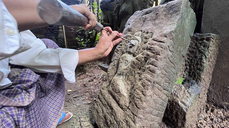 ရခိုင်ပြည်နယ်၊ မြောက်ဦးမြို့ မှ ပန်းပုဆရာ ဦးလှကြီး ကျောက်ဆစ်ပန်းပုထုနေသည်ကို ၂၀၂၃ ခုနှစ်၊ ဇူလိုင်လ ၂၈ ရက်နေ့က တွေ့ရစဉ်။ (Photo: RFA)