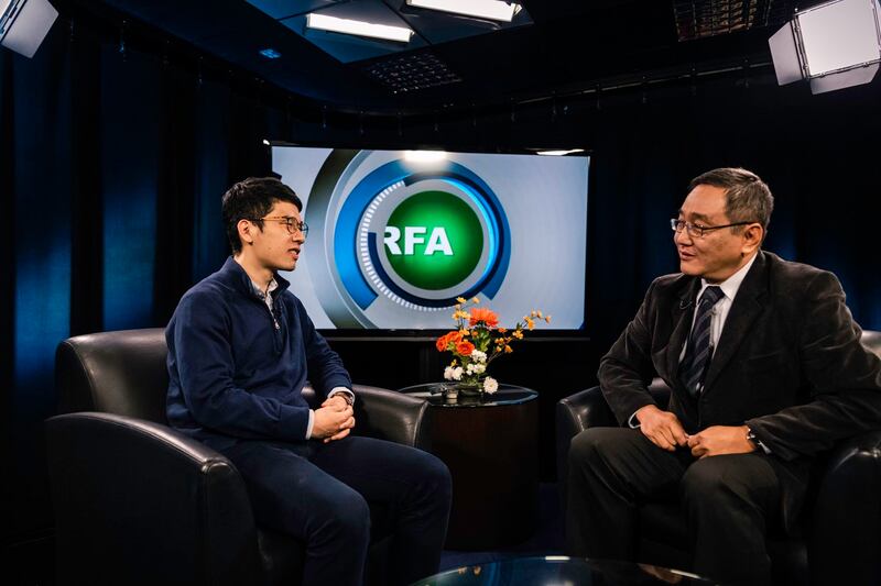 香港众志常委罗冠聪(左)在接受本台记者石山的采访。(RFA)