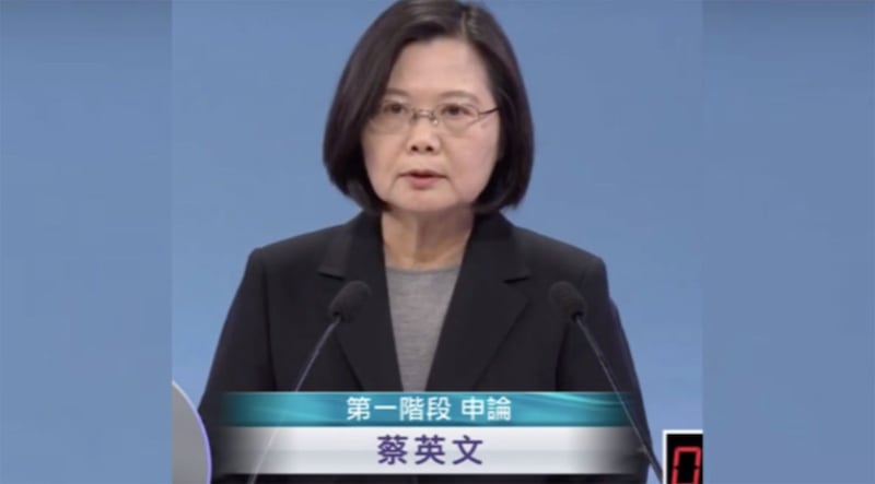2020台湾总统选举的三位候选人:民进党的蔡英文、国民党的韩国瑜和亲民党的宋楚瑜于周日(2019年12月29日)进行唯一一场电视辩论。(视频截图)