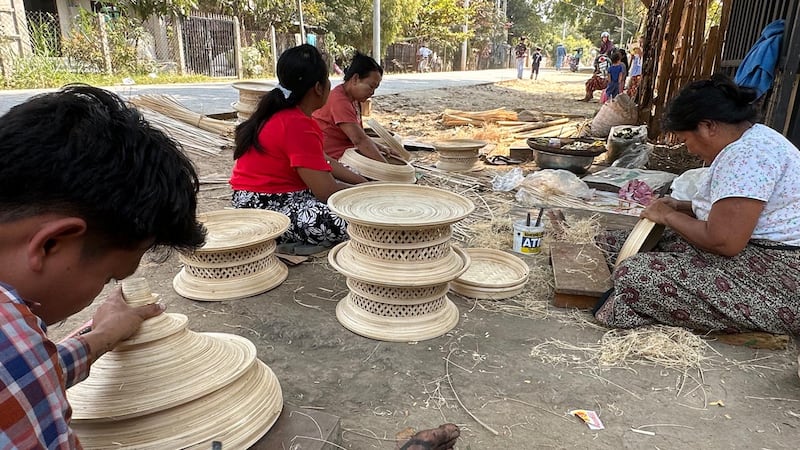 အင်းဝမြို့ဟောင်း ဟံသာဝတီရွာအုပ်စု ရပ်တန်းရပ်ကွက်တွင် ယွန်းထည်လုပ်ငန်းကို လုပ်ကိုင်နေကြသူအချို့အား ၂၀၂၄ ခုနှစ်၊ ဧပြီလ ၂၄ ရက်နေ့က တွေ့ရစဥ်။ (Photo: RFA)