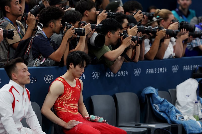 2024年7月29日,中国男子体操队选手苏炜德在单杠比赛后。(路透社)