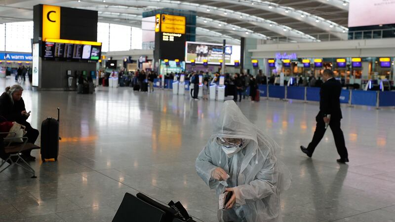 图为:2020年3月18,旅行者在英国伦敦希思罗机场。(美联社)