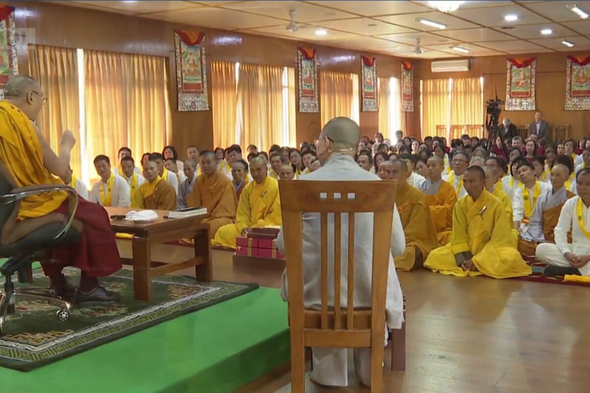 ༧གོང་ས་མཆོག་གིས་ཝེ་ཏི་ནམ་དང་ཨིན་རྡུ་ཉི་ཤེ་ཡ་སོགས་ནས་ཆེད་ཕེབས་གནང་བའི་དད་ལྡན་པ་ཚོར་ཆོས་འབྲེལ་མཛད་སྐབས། ༢༠༡༩།༡༠།༩