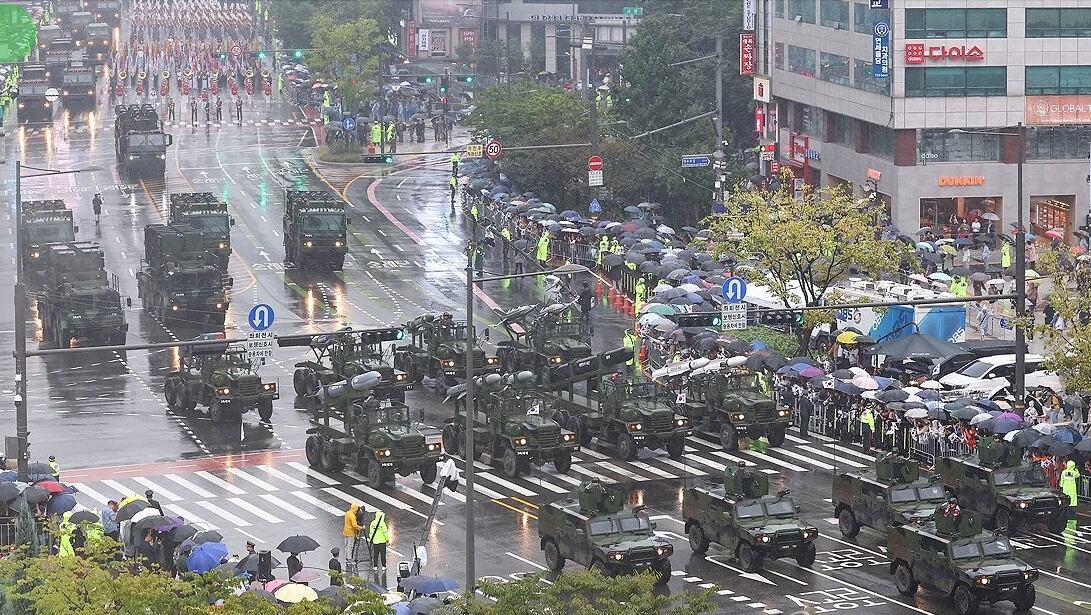 건군 75주년 국군의 날 기념행사가 열린 26일 오후 서울 중구 세종대로에서 열린 시가행진에서 장거리지대공유도무기 L-SAM, 고위력 현무 미사일, 장거리 공대지 미사일 타우러스, 중거리 지대공미사일 천궁 등으로 구성된 3축 체계 장비들이 위용을 선보이고 있다. 북한의 핵·미사일 발사 대응을 위한 3축 체계는 킬체인(Kill Chain), 한국형미사일방어체계(KAMD), 대량응징보복체계(KMPR)로 이루어져 있다.