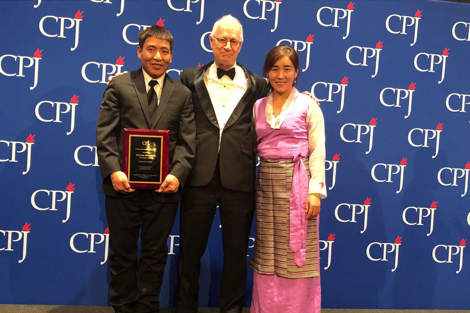 དོན་འགྲུབ་དབང་ཆེན་ལགས་སུ་༢༠༡༢ལོར་རྒྱལ་སྤྱིའི་གསར་འགོད་རང་དབང་གི་གཟེངས་རྟགས་ཐོབ་པ་དངོས་སུ་བཞེས་སྐབས། ༢༠༡༨།༡༡།༢༠