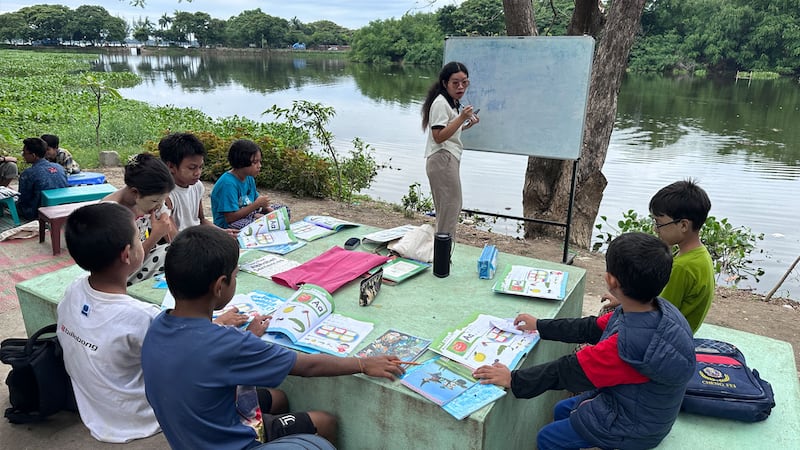 မန္တလေးတိုင်း၊ ချမ်းမြသာစည်မြို့နယ်၊ ကန်တော်ကြီး အရှေ့ဘက် ကန်ပတ်လမ်းနံဘေးတွင် သင်ကြားပေးနေသည့် အခမဲ့ စာသင်ဝိုင်းတစ်ခုကို ၂၀၂၄ ခုနှစ်၊ နိုဝင်ဘာလ ၂၀ ရက်နေ့တွင် တွေ့ရစဉ်။ (Photo: RFA)