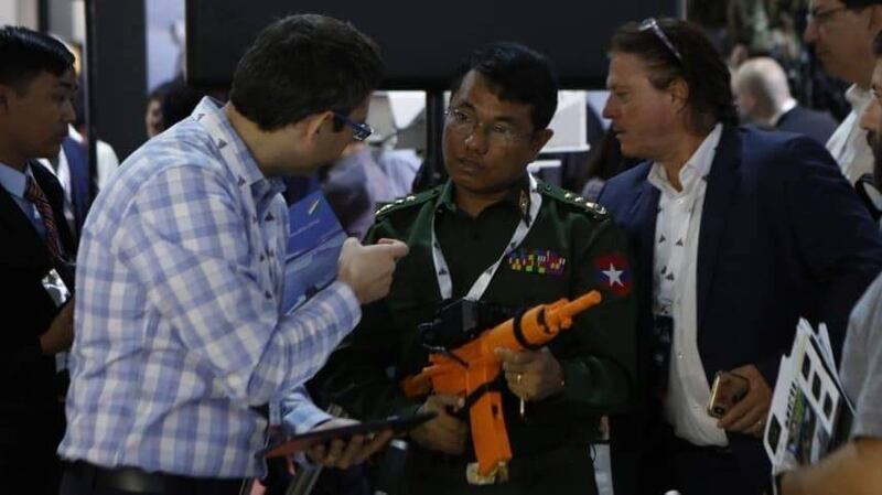 အစ္စရေးနိုင်ငံတွင် ၂ဝ၁၉ ခုနှစ် ဇွန်လ ၄ ရက်နေ့က ကျင်းပသည့် လက်နက်ပြပွဲတက်ရောက်လာသော မြန်မာစစ်တပ်ကိုယ်စားလှယ်တစ်ဦး။ (Photo: Haaretz)