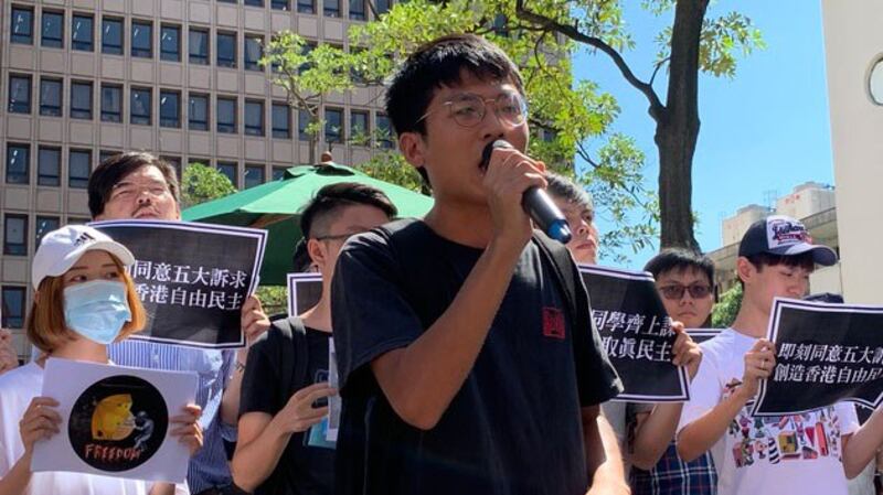 东华学生会会长许冠泽呼吁港府释放港生,台湾照顾港生就学权。(记者 黄春梅摄)