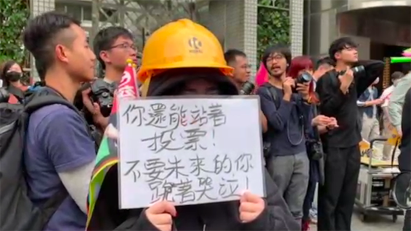 香港人在台北街头向蔡英文车队表示支持(记者陈明忠摄)