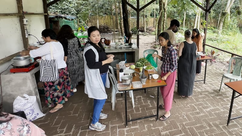 ရန်ကုန်တိုင်း၊ မင်္ဂလာဒုံမြို့နယ်၊ ကုန်းတလပေါင်ရွာရှိ ဟေရမုန် ခြံတွင် ထမင်းဟင်းချက်ပြုတ်ရန် စုပေါင်း ပြင်ဆင်နေကြသည်ကို ၂၀၂၄ ခုနှစ်၊ နိုဝင်ဘာလ ၂ ရက်နေ့တွင် တွေ့ရစဉ်။ (Photo: RFA)