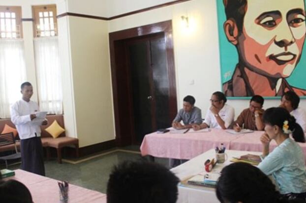 ၂၀၁၂ ခုနှစ် ဇူလိုင်လ ၂၀ ရက်က ရန်ကုန် တက္ကသိုလ်ရိပ်သာလမ်း ဒေါ်အောင်ဆန်းစုကြည်၏ နေအိမ်တွင် ဗိုလ်ချုပ်အောင်ဆန်း ရုပ်ရှင်ကားအတွက် သရုပ်ဆောင် ၁၁ ဦးကို လူတွေ့စစ်ဆေးနေစဉ်။