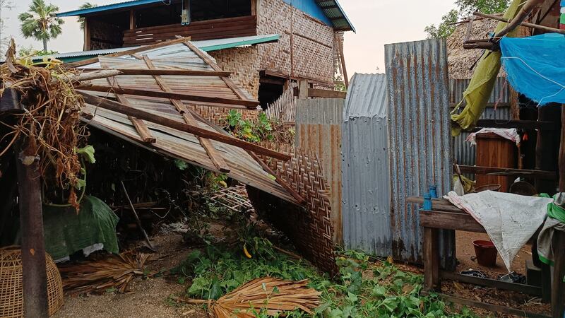 စစ်ကိုင်းတိုင်း ကနီမြို့နယ်မှာ လေပြင်းတိုက်ခိုက်မှုကြောင့် ပျက်စီးသွားသည့် နေအိမ်အချို့အား ၂၀၂၃ ခုနှစ်၊ ဧပြီလ ၂၁ ရက်က တွေ့ရစဉ်။ (ဓာတ်ပုံ - ပြည့်အောင်နိုင်(ကနီ))