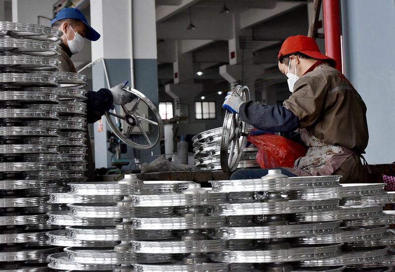 浙江金华一家民企的工人正在生产共享单车零部件(法新社图片)