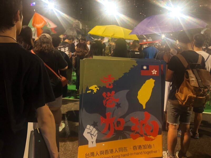 枋寮乡长陈亚麟表示,李孟居曾传给他香港反送中的活动现场照片。(陈亚麟提供)