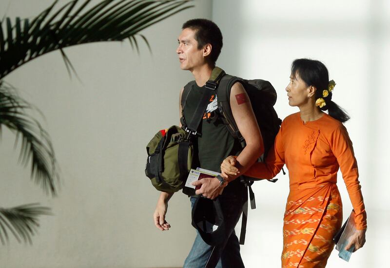 ၂ဝ၁ဝ ပြည့်နှစ် ဒီဇင်ဘာလ ၇ ရက်နေ့က ရန်ကုန်အပြည်ပြည်ဆိုင်ရာလေဆိပ်တွင် တွေ့မြင်ရသော ဒေါ်အောင်ဆန်းစုကြည်နှင့် သားငယ် ကင်မ်အဲရစ်။ (Photo: Reuters)