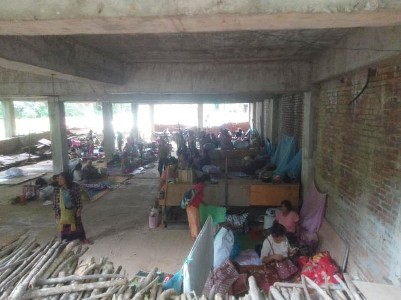 လွိုင်တေမိန်းတောင်နှင့် မန်ကန်ရွာမှ နေရပ်စွန့်ခွာ တိမ်းရှောင်လာသည့် စစ်ဘေးဒုက္ခသည်များအား ၂၀၂၃ ခုနှစ် ဩဂုတ်လ ၂၉ ရက်နေ့က တွေ့ရစဉ်။ (Photo: Citizen Journalist)