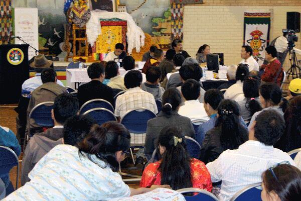 བོད་རིགས་སྤྱི་མཐུན་ཚོགས་པའི་རྒྱལ་ཡོངས་ཆེན་ཐེངས་དྲུག་པ་སིཌ་ནེའི་གྲོང་འཁྱེར་གནང་བཞིན་པ། ཕྱི་ལོ་༢༠༡༤ཟླ་༤ཚེས་༡༨།