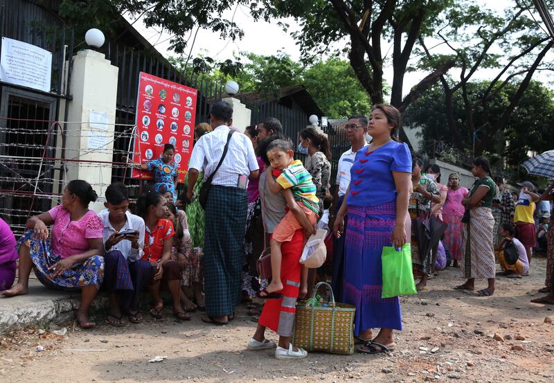၂၀၂၂ ခုနှစ် ဧပြီလ ၁၇ ရက်နေ့တွင် အင်းစိန်ထောင်ရှေ့မှာ စောင့်မျှော်နေသူများကို တွေ့ရစဥ် (Photo: RFA)