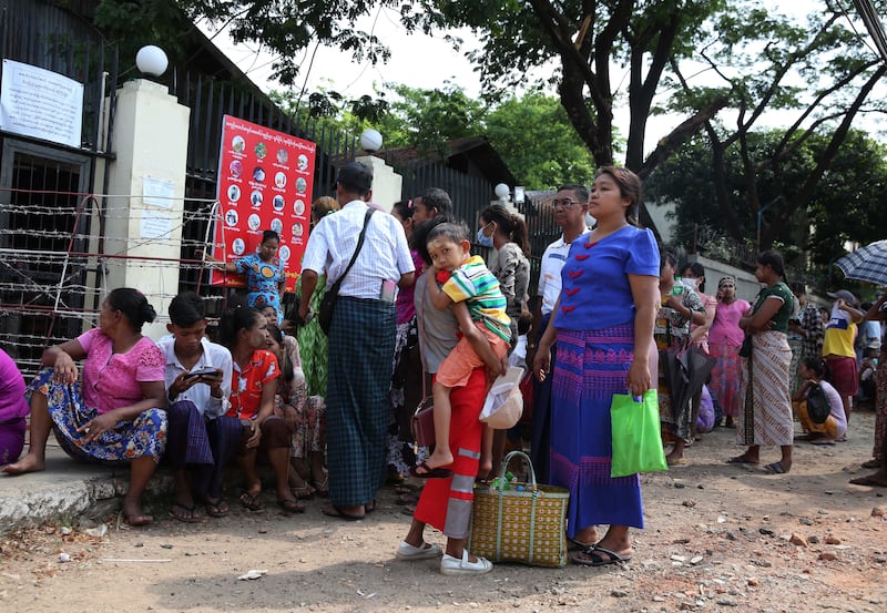 ၂၀၂၂ ခုနှစ် ဧပြီလ ၁၇ ရက်နေ့တွင် အင်းစိန်ထောင်ရှေ့မှာ စောင့်မျှော်နေသူများကို တွေ့ရစဥ် (Photo: RFA)