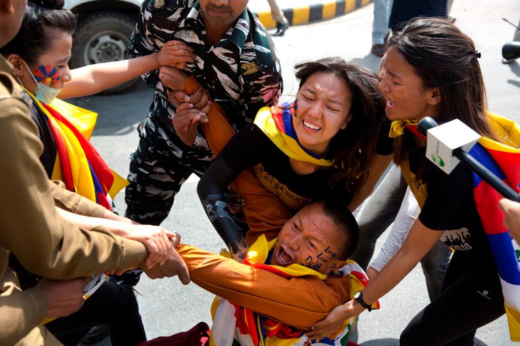 བོད་ཀྱི་གཞོན་ནུ་ལྷན་ཚོགས་ཀྱིས་ལྡི་ལིའི་རྒྱ་ནག་གཞུང་ཚབ་མདུན་མཆོང་རྒྱུགས་སྐད་འབོད། ༢༠༡༩།༣།༡༢