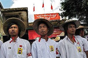 ၂ဝဝ၉ ခိုံြစ် ိံိုဝင်ဘာလ ၁၁ ရက်နေႛတြင် ကဵရောက်သော (၈၉) ိံြစ်ေူမာက် အမဵြိးသားအောင်ပြဲနေႛ အထိမ်းအမြတ်အခမ်းအနားကို အမဵိြးသားဒီမိုကရေစီအဖြဲႛခဵြပ် ဌာနခဵြပ်ရုံးတြင် ကဵင်းပစဉ်က ရိုက်ကူးထားသည့် ဓာတ်ပုံ ူဖစ်ပၝသည်။ (Photo: AFP)