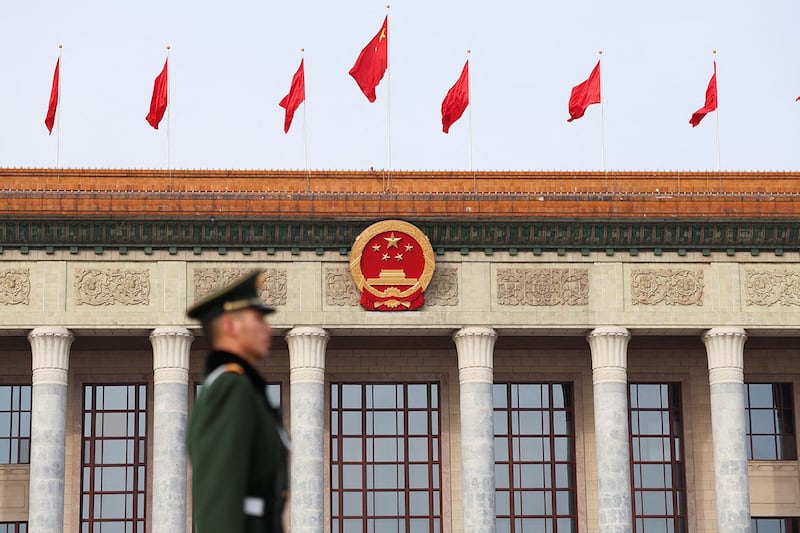 三中全会审议并通过了中共中央军事委员会关于李尚福、李玉超、孙金明严重违纪违法问题的审查报告,确认中央政治局之前作出的给予李尚福、李玉超、孙金明开除党籍的处分。图为一名武警在北京人大会堂前站岗。(路透社资料图片)